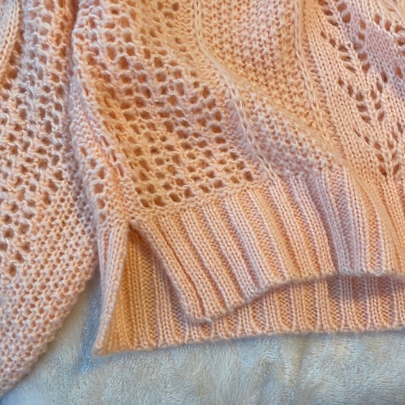 Light Pink Knit top, bubble sleeves, slightly cropped - Picture 4 of 4